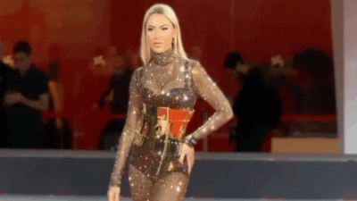 Hadise, kırmızı halıda göz kamaştırdı