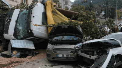 Freni patlayan kamyon, 9 aracı kağıt gibi ezdi! Feci görüntüler kamerada