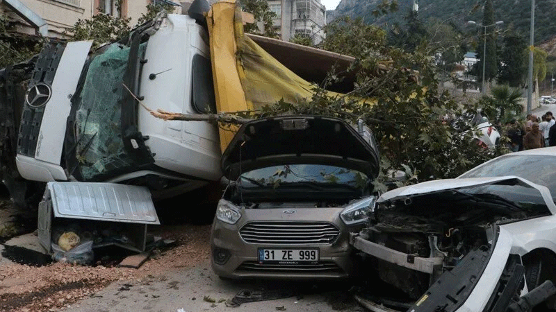 Freni patlayan kamyon, 9 aracı kağıt gibi ezdi! Feci görüntüler kamerada