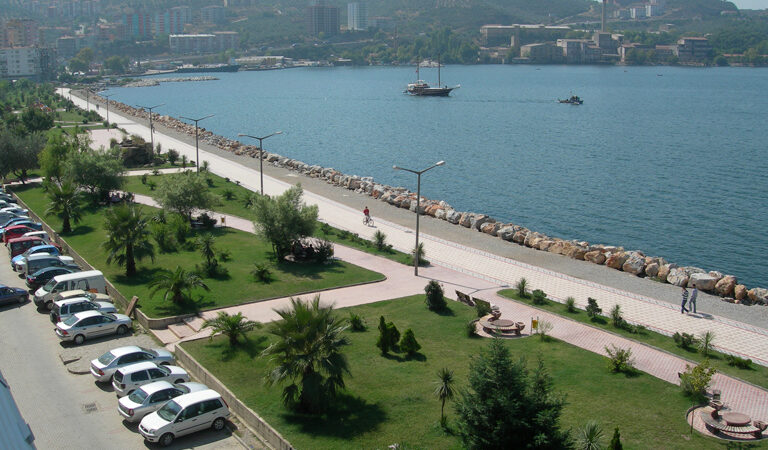 Bursa’nın sahil şeridinden üniversiteye milyonluk kalıcı gelir! Gemlik Belediye Başkanı Şükrü Deviren, Bursa Uludağ Üniversitesi'nin Gemlik Yerleşkesi'ndeki
