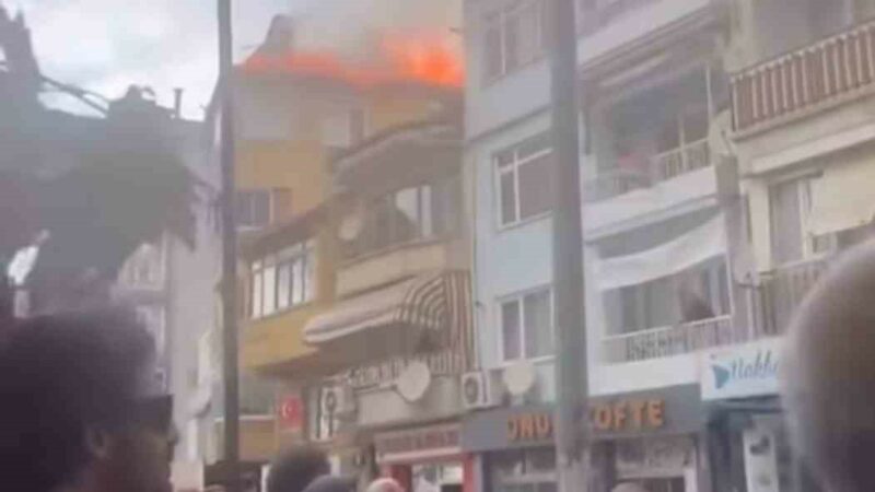 Bursa’nın Gemlik ilçesinde 4 katlı binanın çatı katında yangın çıktı.