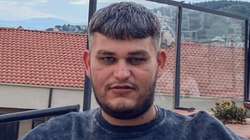 Bursa’da feci olay! Sahilde otururken pompalı tüfekle öldürüldü Bursa'nın Gemlik ilçesinde sahilde otururken, yanına yaklaşan otomobilden pompalı tüfekle