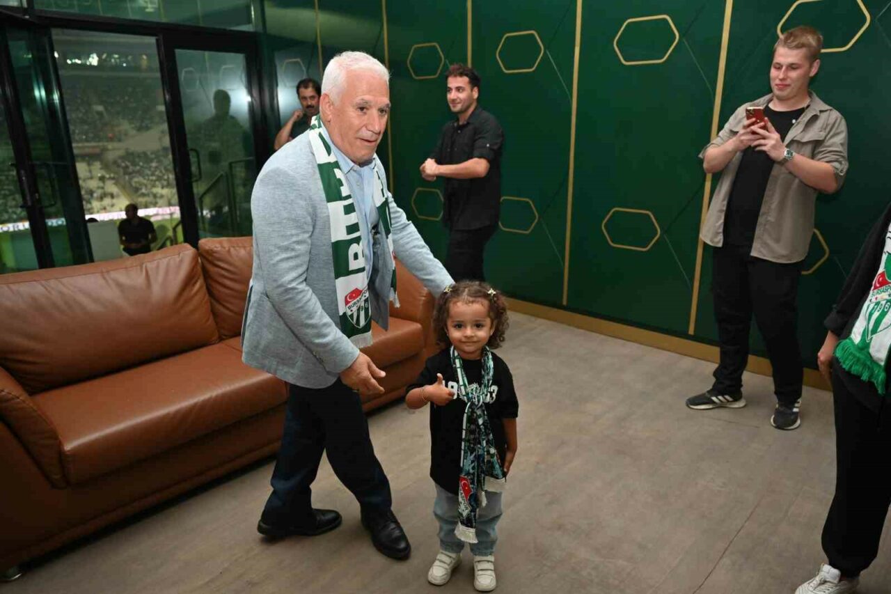 Gözyaşlarıyla viral olmuştu! Bursasporlu küçük taraftara büyük jest