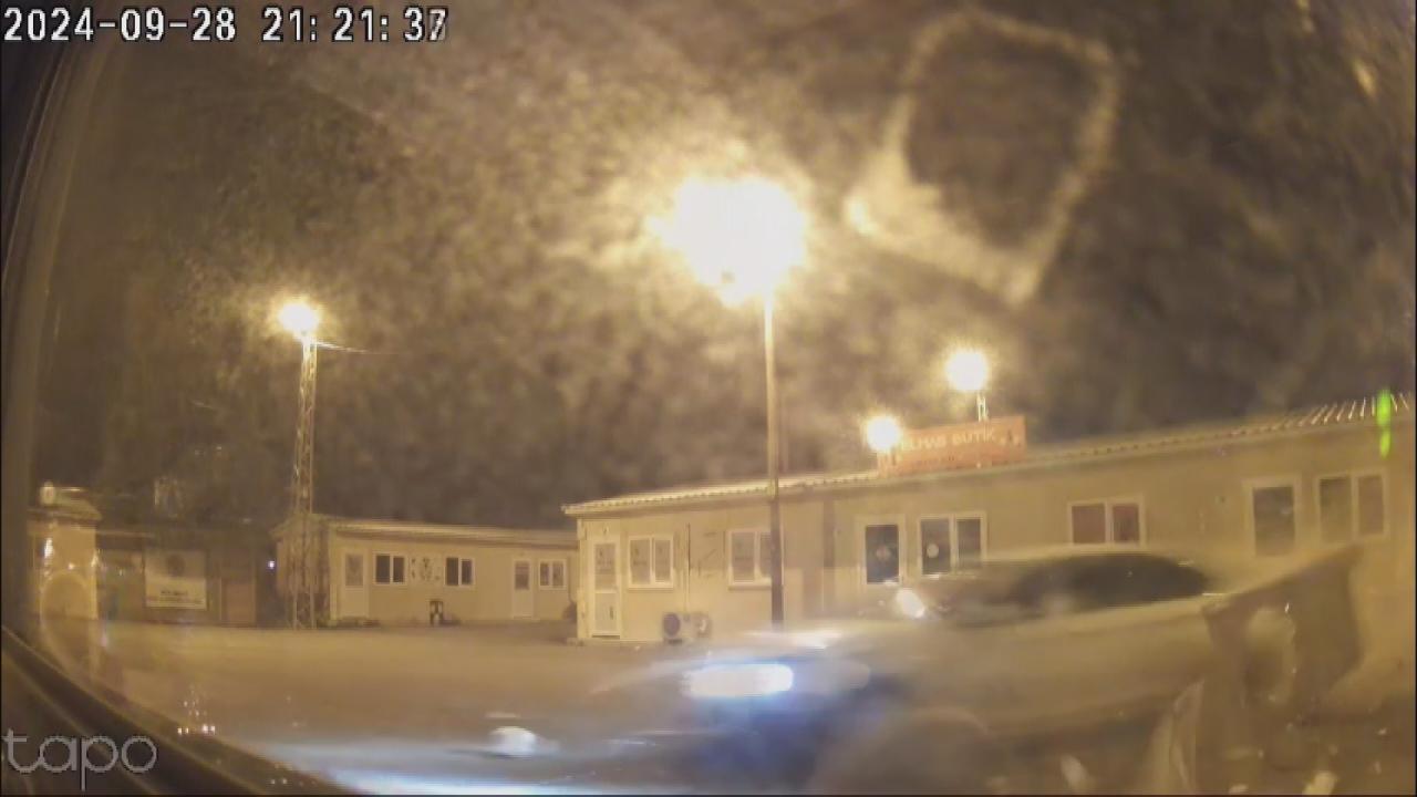 Kontrolden çıkan otomobil işyerinin içinden geçti Kontrolden çıkan otomobil işyerinin içinden geçti