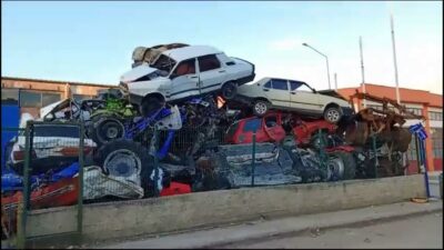 Depremde hasar gören araçların şasi numaralarını çalmışlar