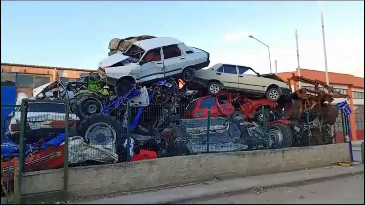 Depremde hasar gören araçların şasi numaralarını çalmışlar