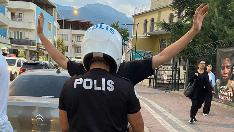 Bursa'nın Yıldırım ilçesinde düzenlenen "huzur güven" uygulamasında, aranan bir zanlı