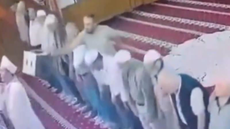 İmama tabure ile vurdu, cemaat vantilatör ile kovaladı İmama tabure ile vurdu, cemaat vantilatör ile kovaladı