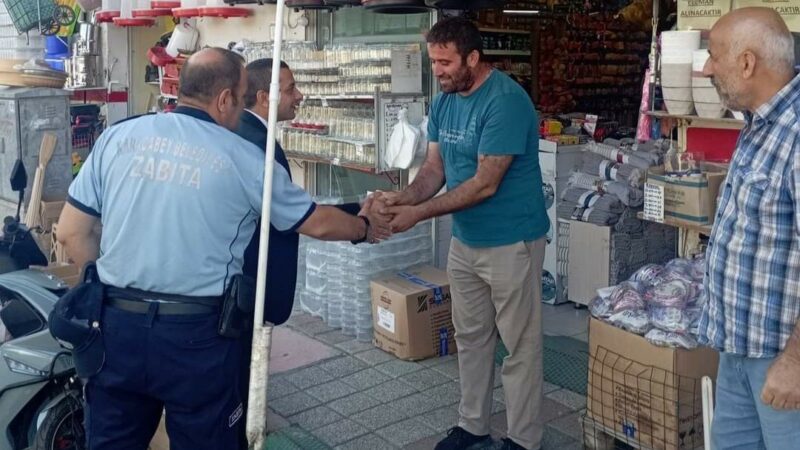 Bursa Karacabey’de kaldırım işgaline geçit yok Karacabey Belediyesi zabıta ekipleri, cadde boyunca kaldırımı işgal eden tüm