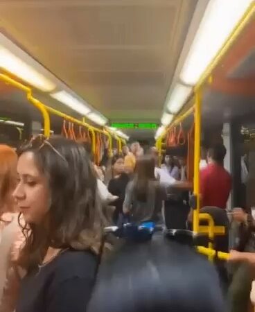 Bursa metrosunda yer verme kavgası kamerada! Bursa metrosunda yolcular arasında yer verme kavgası kameraya yansıdı.