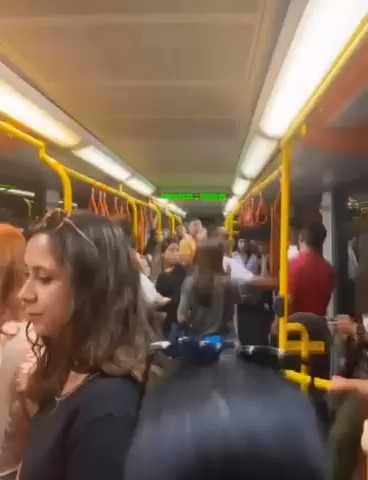 Bursa metrosunda yer verme kavgası kamerada! Bursa metrosunda yer verme kavgası kamerada!
