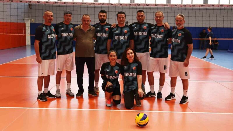 Nilüfer Belediyesi çalışanları arasında düzenlenen Birimler Arası Voleybol Turnuvası, heyecan