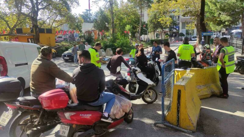 Bursa’da motosikletlere sıkı denetim! Haftada 1 milyon 500 bin TL ceza Bursa’nın Orhangazi ilçesinde trafik polisleri son bir haftada kontrol edilen
