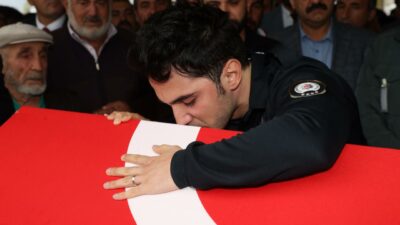 Eşinin saldırıya uğradığını polis telsizinden öğrendi