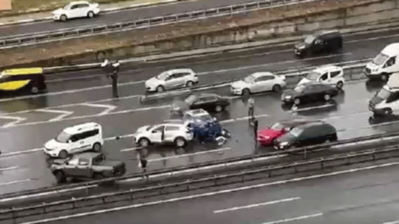 TEM’de 8 araç birbirine girdi: 2 ölü, 4 yaralı TEM’de 8 araç birbirine girdi: 2 ölü, 4 yaralı