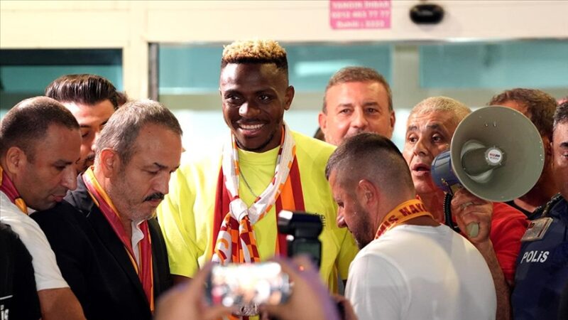 Galatasaray Kulübü, Napoli'nin Nijeryalı santrforu Victor Osimhen'in kiralanması için kulübüyle