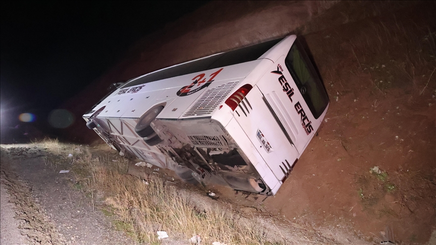 Yolcu otobüsü devrildi: Çok sayıda yaralı var