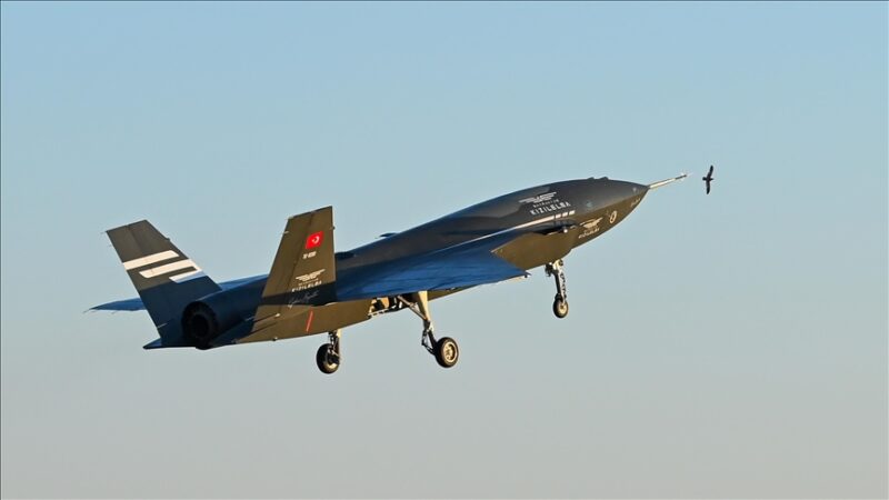 Türkiye'nin ilk insansız savaş uçağı Bayraktar KIZILELMA'nın üretim prototipi, ilk