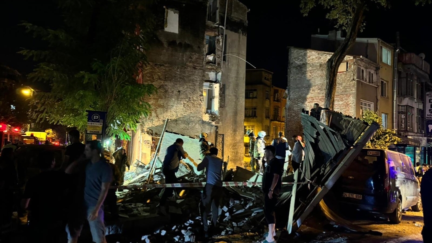 İstanbul’da 3 katlı bina çöktü