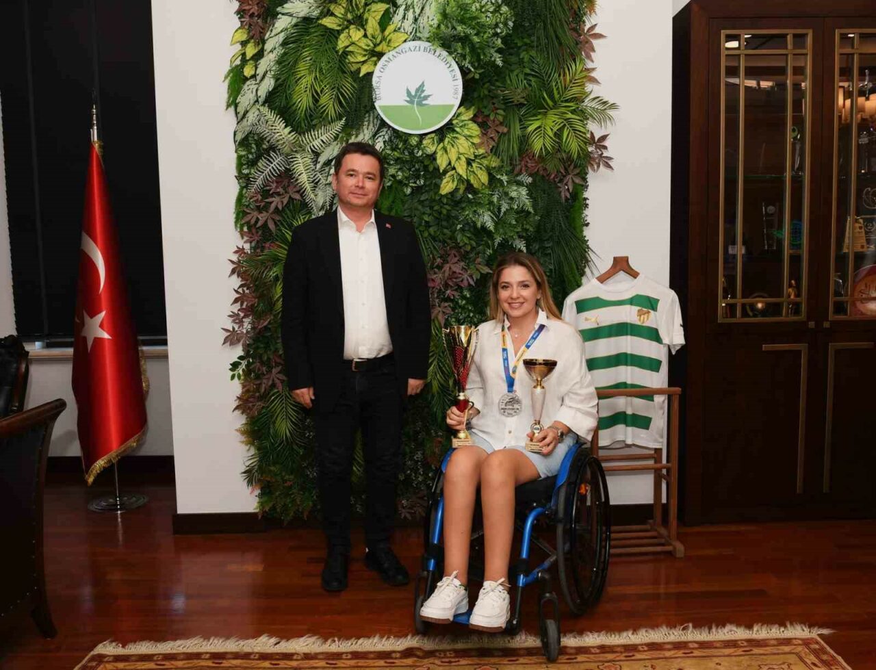 Türkiye’de tek! Bursalı Kübra’dan çifte kupa