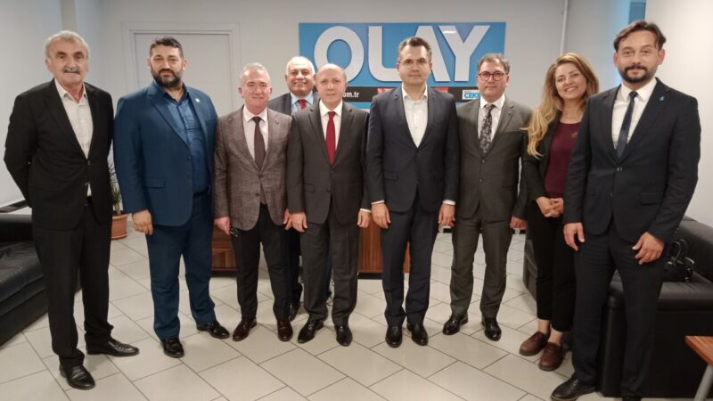 Olay Gazetesi Yazarı Ahmet Emin Yılmaz, kendisini ziyarete gelen DEVA
