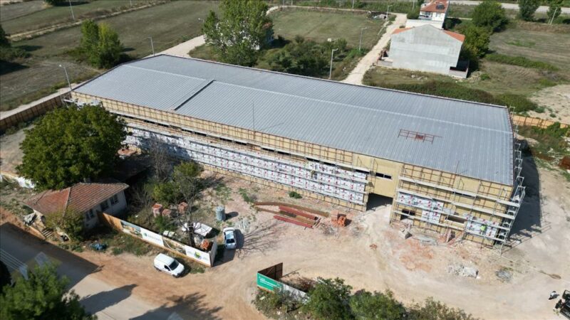 Bursa’ya yeni spor tesisi! Başkan açılış için tarih verdi İnegöl'ün Akhisar Mahallesinde yapımı devam eden spor salonunda incelemelerde bulunan