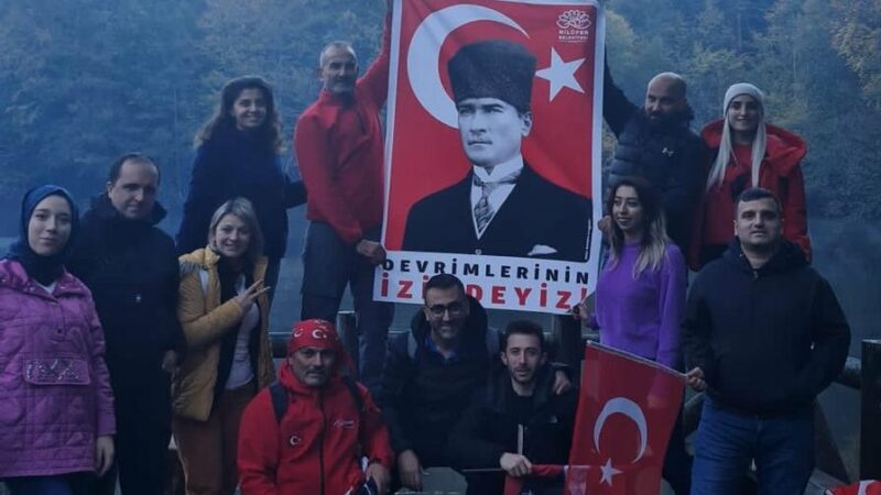 Bursalı dağcılardan Yedigöller’de Cumhuriyet Bayramı kutlaması BUDOST Spor Kulübü üyeleri, 29 Ekim Cumhuriyet Bayramı dolayısıyla Bolu