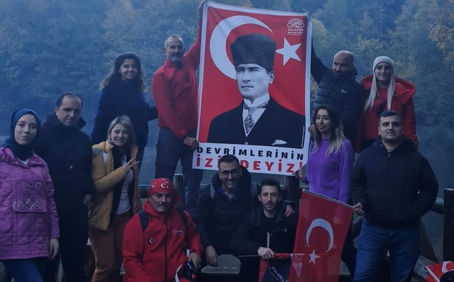 Bursalı dağcılardan Yedigöller’de Cumhuriyet Bayramı kutlaması Bursalı dağcılardan Yedigöller’de Cumhuriyet Bayramı kutlaması