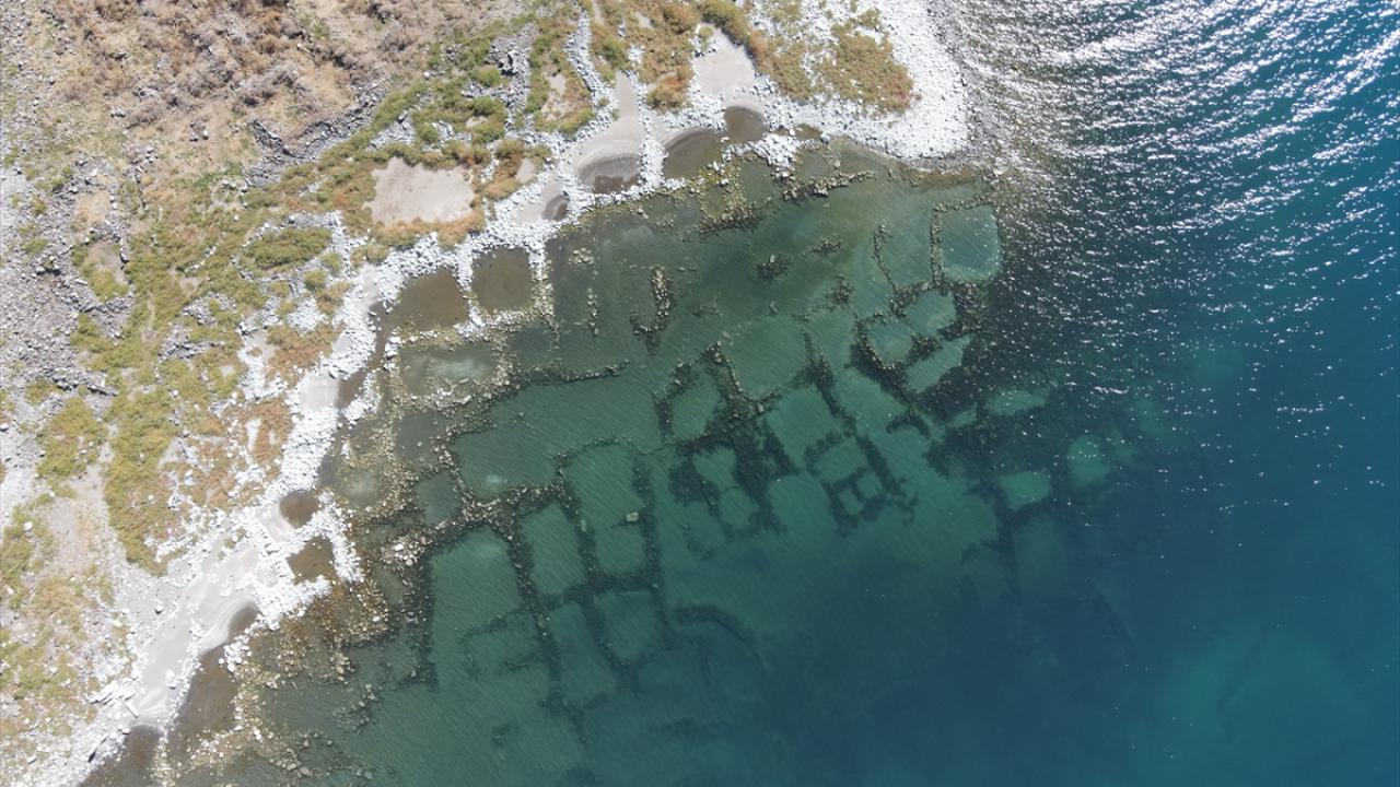 Sular çekildi, sahil kenti ortaya çıktı
