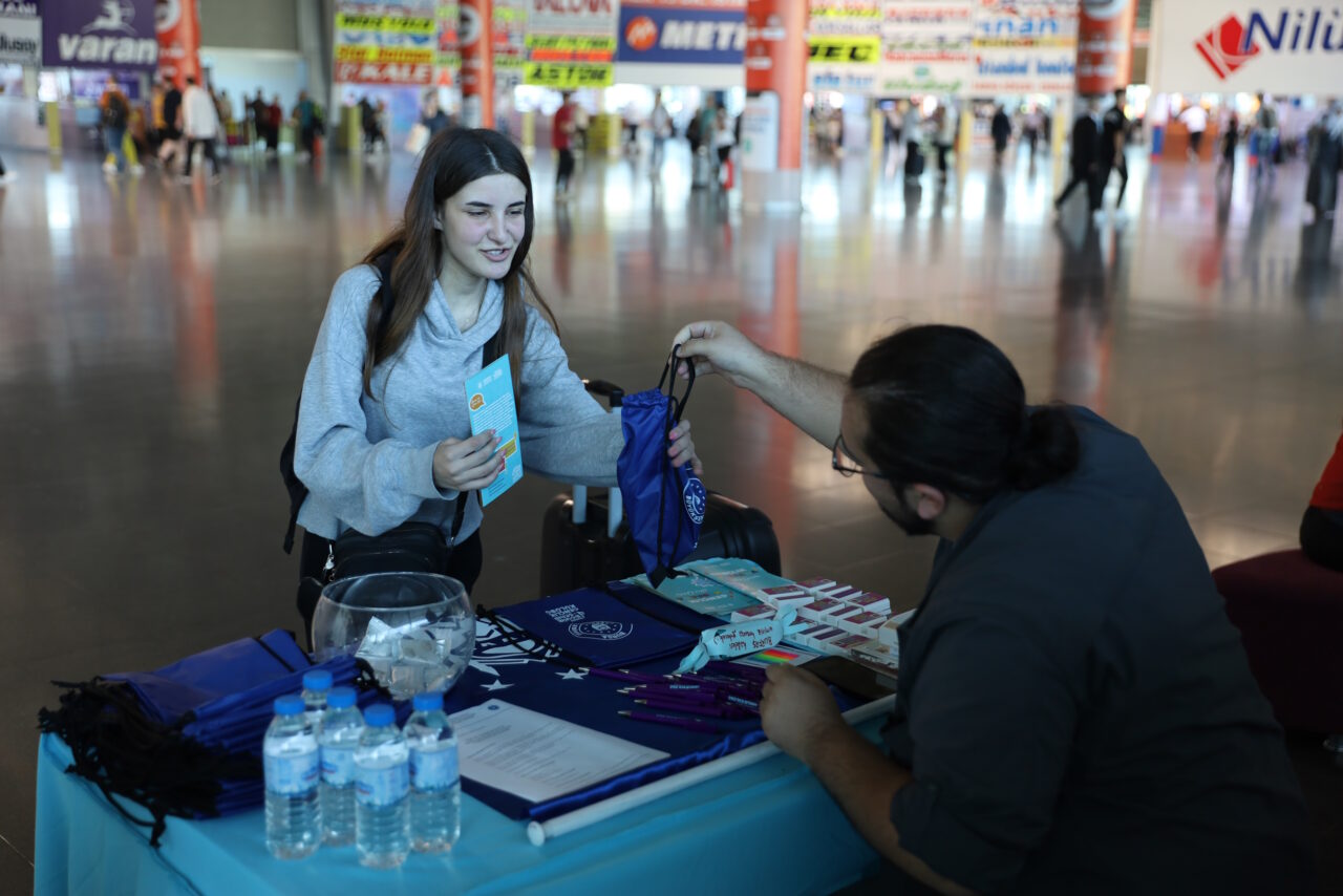 Bursa’da üniversiteliye sıcak karşılama