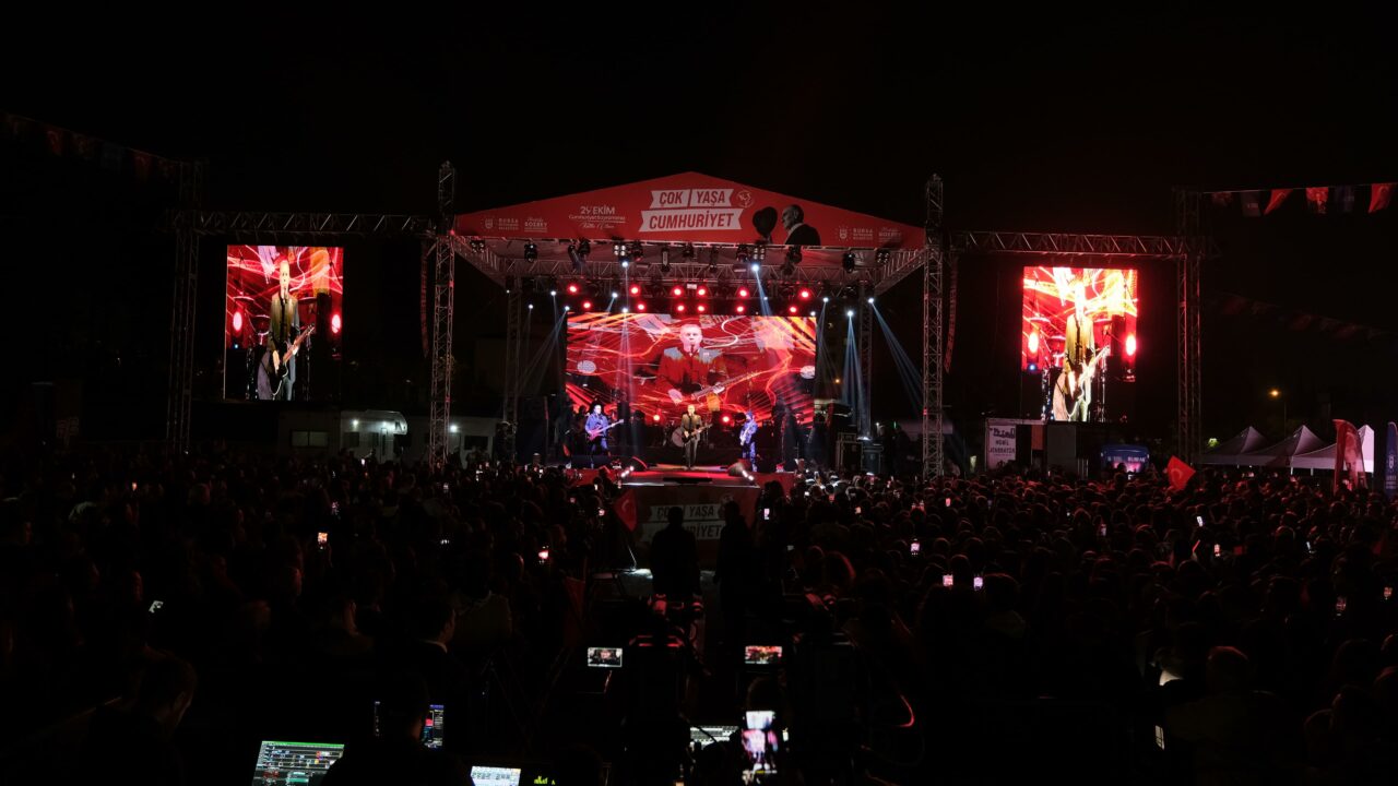 Bursa’nın iki ilçesinde 29 Ekim coşkusu Bursa’nın iki ilçesinde 29 Ekim coşkusu