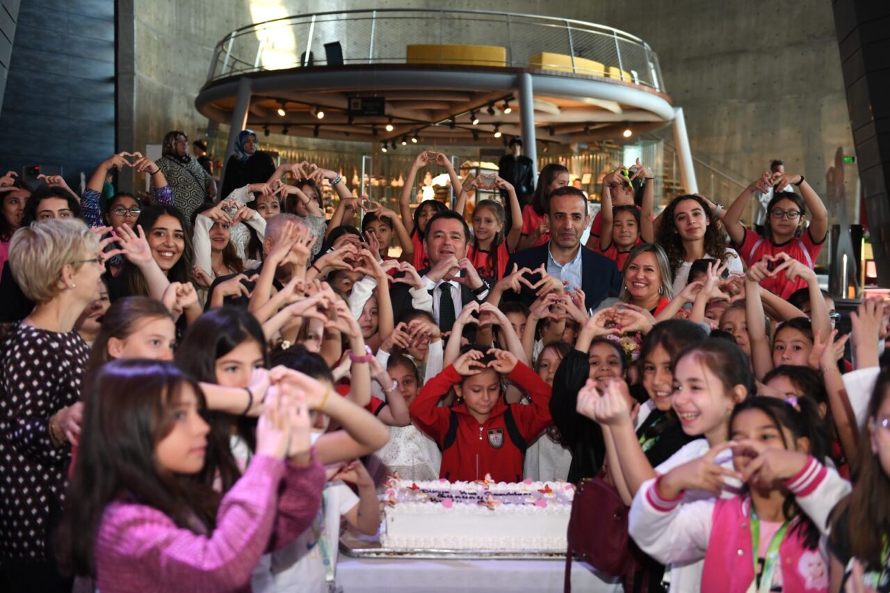 Başkan Aydın, Dünya Kız Çocukları Günü’nü pasta keserek kutladı