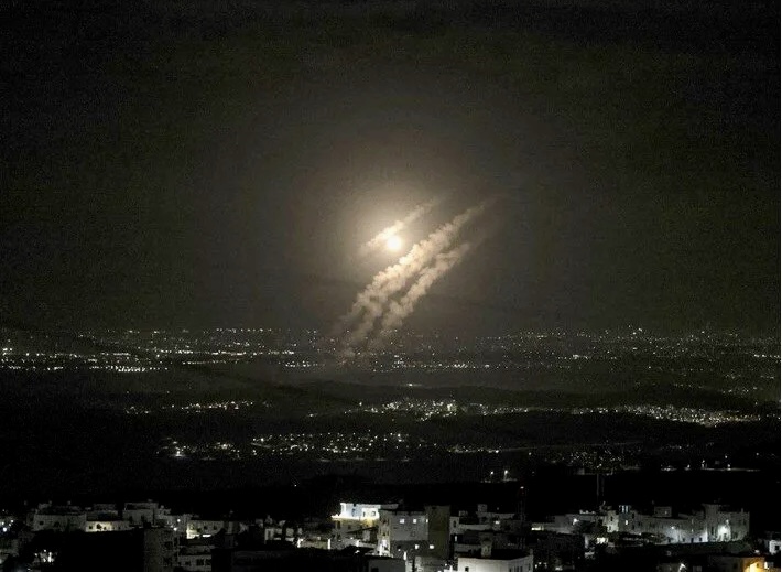 İran’dan İsrail’e füzeler atıldı
