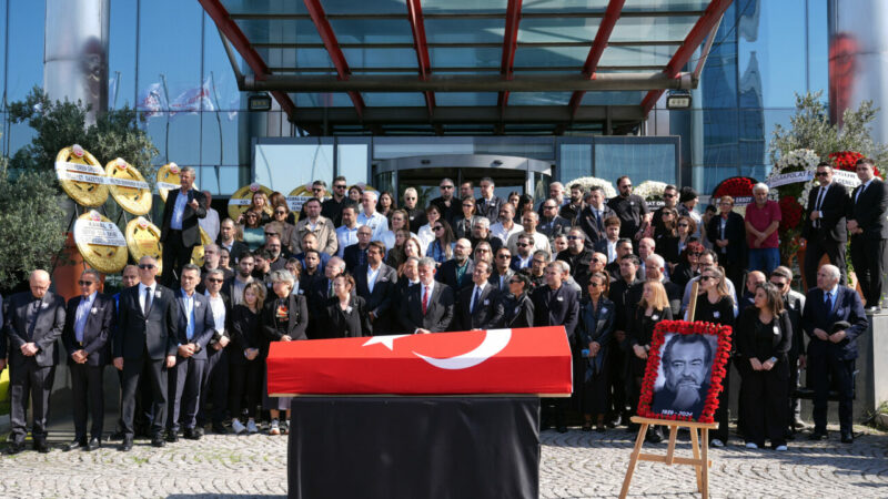Bir süredir kanser tedavisi gören gazeteci Güneri Cıvaoğlu, 85 yaşında