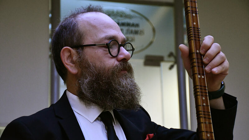 Bursa Büyükşehir Belediyesi Orkestra Şube Müdürlüğünün yaylı tambur sanatçısı Ömer