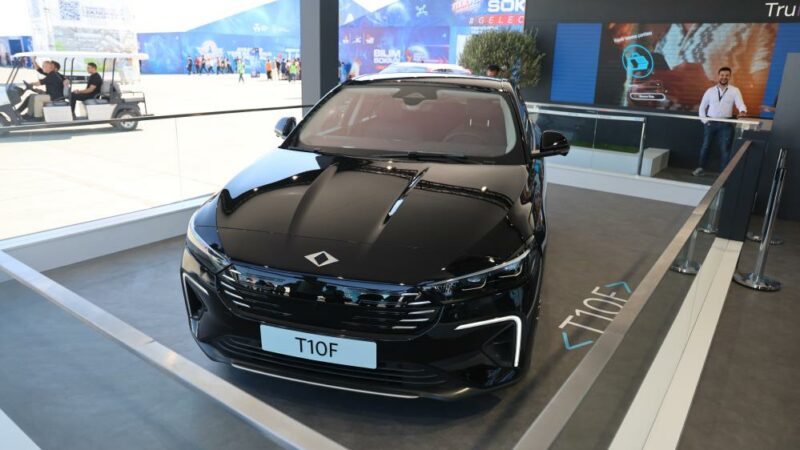 Bursa Gemlik'te üretilen Türkiye'nin otomobili Togg'un ilk sedan modeli T10F,