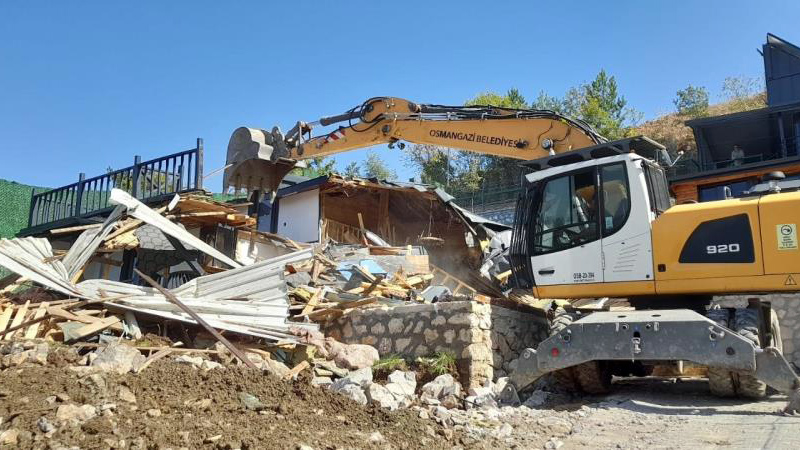Bursa’da kaçağa geçit yok! Biri daha yıkıldı Bursa’da kaçağa geçit yok! Biri daha yıkıldı