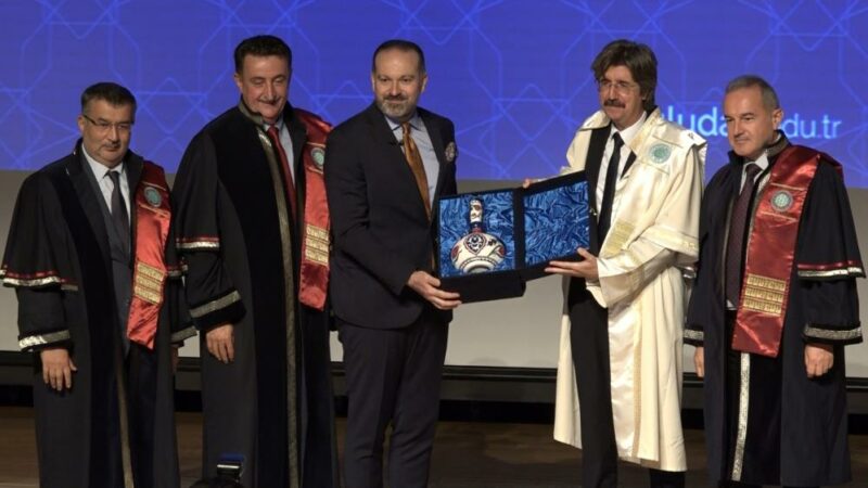 BUÜ’de yeni dönemin ilk dersini TRT Genel Müdürü verdi Bursa Uludağ Üniversitesi (BUÜ), 2024-2025 akademik yılını TRT Genel Müdürü
