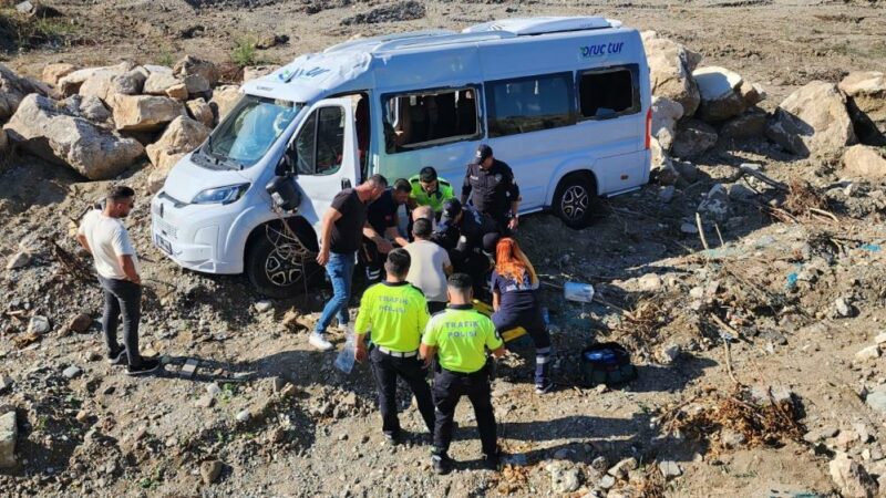 Bursa’da servis minibüsü takla attı Bursa’da geri manevra yapan servis minibüsü takla attı, kazada sürücü