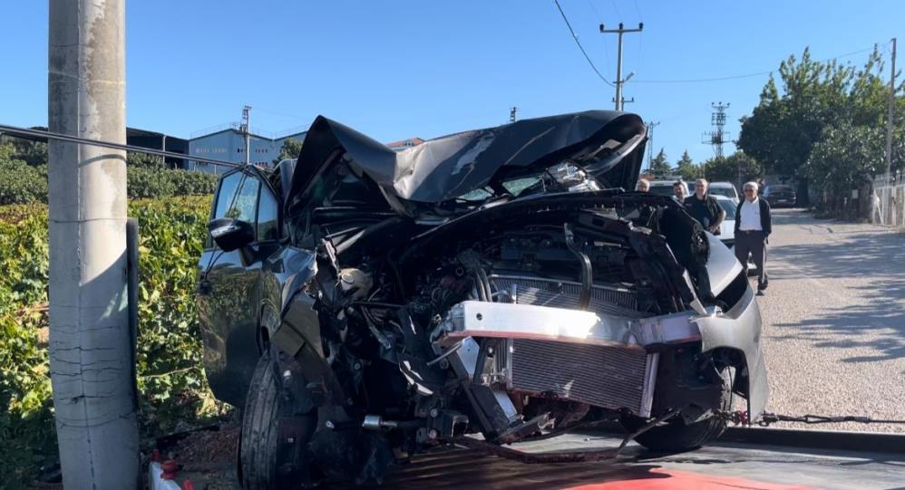 Bursa’da feci kaza! Direğe çarptı: Yaralılar var