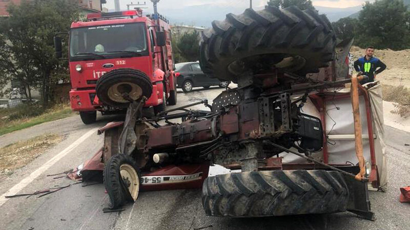 Bursa’da feci kaza: Çok sayıda yaralı var Bursa’da servis aracından indirilen öğrencilerin otostop çekerek bindiği traktör devrildi.