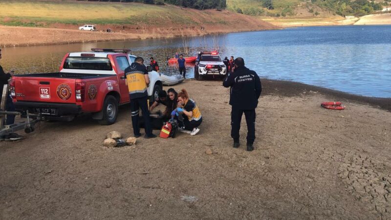 Bursa’da otomobil baraja uçtu Bursa'nın Kestel ilçesinde Babasultan Barajı'na düşen araçtaki sürücü boğularak hayatını