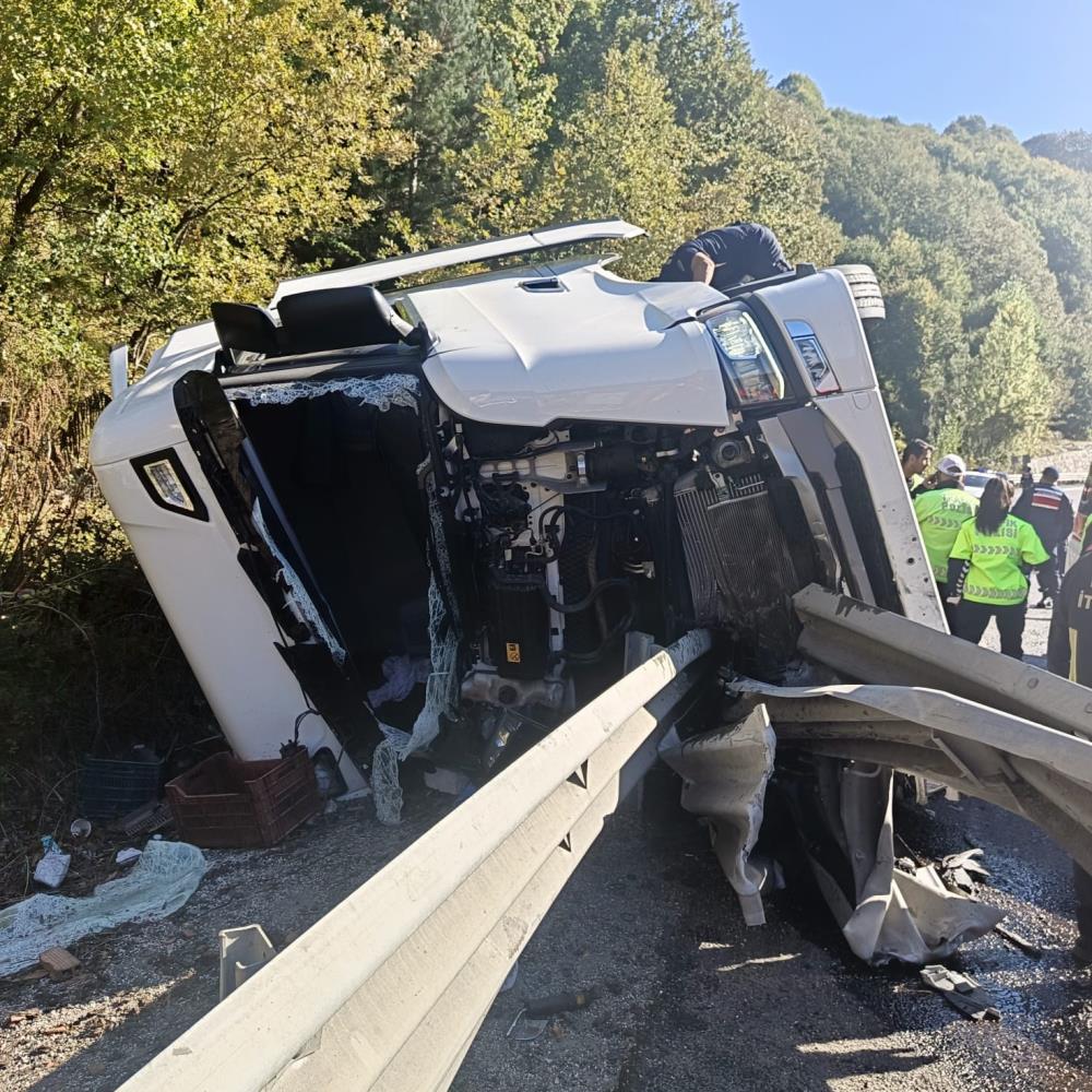 Bursa’da TIR devrildi Bursa’da TIR devrildi