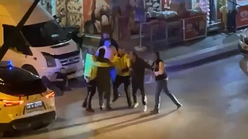Bursa’da iki grup arasında kavga! Birbirlerine girdiler Bursa’nın Orhangazi ilçesinde iki grup arasında çıkan tartışma kısa sürede