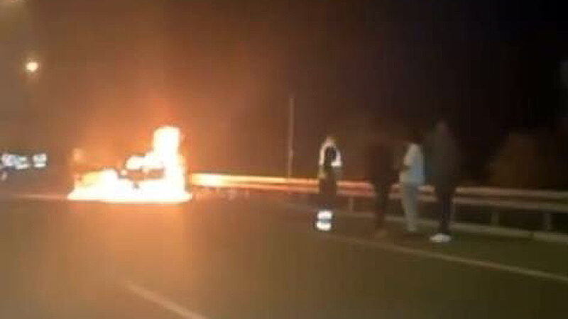 Bursa’da motor bölümünde çıkan yangın sonucu sağ şeride çekilen otomobil