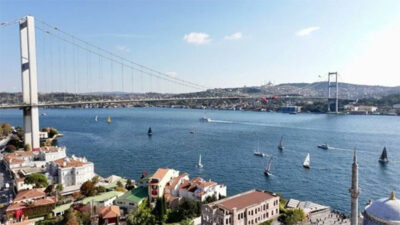 Boğaz’da 29 Ekim kutlamaları: Trafik askıya alındı