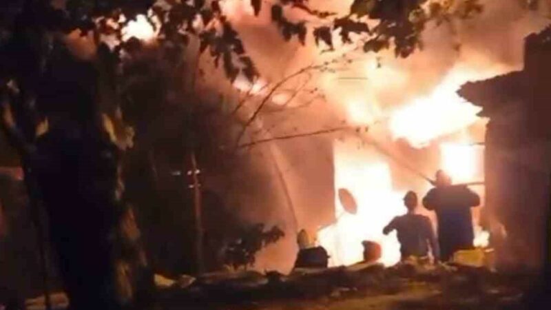Bursa’da 3 ev alevlere teslim oldu Bursa’nın Orhaneli ilçesinde bir evde çıkan yangın bitişiğindeki 2 eve