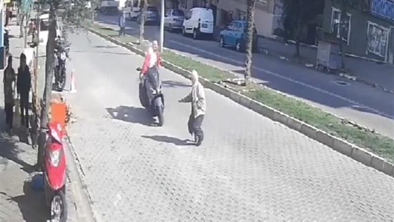 Bursa’da motosiklet yayaya çarptı Bursa'nın Mustafakemalpaşa ilçesinde, yolun karşısına geçmek isterken motosikletin çarptığı Yusuf Aydemir