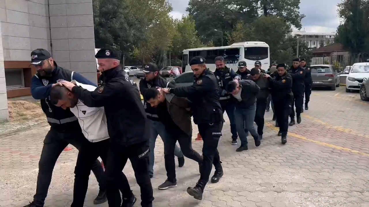 Bursa’da tefeci operasyonu: Aynı aileden 6 kişi gözaltında Bursa’da tefeci operasyonu: Aynı aileden 6 kişi gözaltında