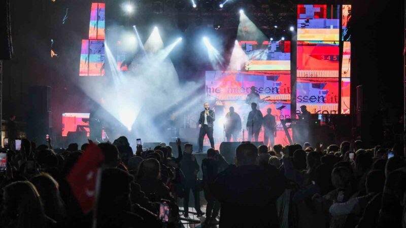 Bursa’da Cumhuriyet coşkusu Berkay’la zirve yaptı Bursa’da 1. yılını kutlayan Downtown Yaşam ve Eğlence Merkezi, Cumhuriyet